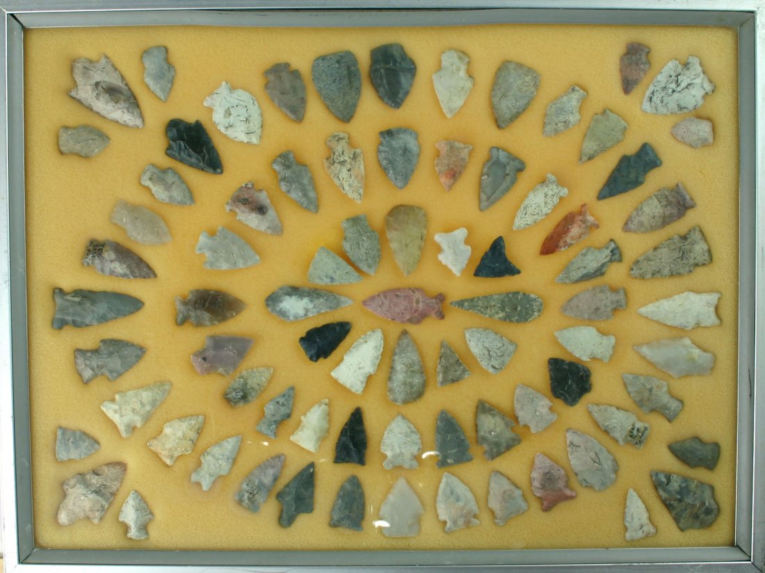 Approx 80 Wisconsin Dart Points Display: Nice display of approx. 80 dartpoints and arrowheads from Dane and surrounding counties in Wisconsin. Ex - Theodore Kouba Collection.