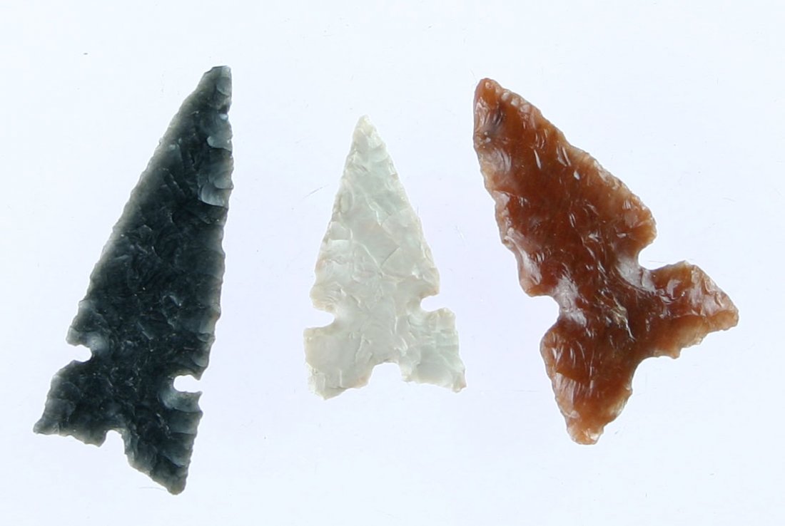 3 Super Desert Sierras (longest 1 1/4"): Nice triad of tri-notched Birdpoints from Northern California. Obsidian and chert examples represented - Obsidian example measures 1 1/4"