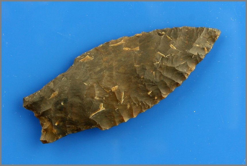 2 9/16" Cody Complex - Jackson G-10 COA: Stunning obliquely flaked example in Knife River Flint found by Karl Schug in Dodge Co., Wisconsin. Very nice. Translucent margins. Jackson G-10 COA