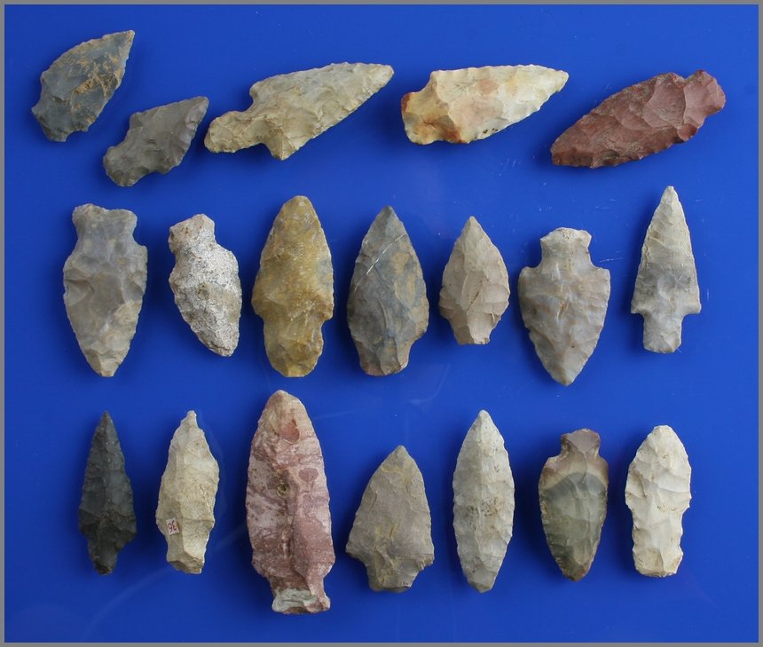 19 Adena Points: Boyle chert and other materials in this large lot of Woodland points. Central Kentucky.