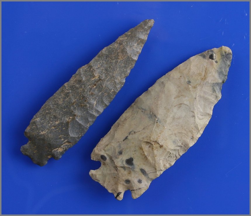 Pair of Outstanding Kentucky Corner Notches: Likely Intrusive Mound. Both made masterfully. Biggest is 2 3/4" and is made of Fort Payne Chert. The slightly smaller one is Hornstone with superb flaking. Both from Kentucky.