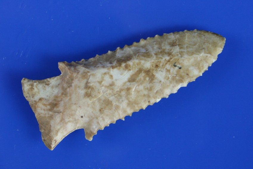2 7/8" Beautiful Serrated Hardin - Ex- Hothem: Superb relic. Flaking, color, symmetry, and serrations to doe for. Great history. Ex- Lar Hothem. Collection Originally collected in the 30's-40's. Sold as lot #114 for $420.00 (plus premium) at Benne