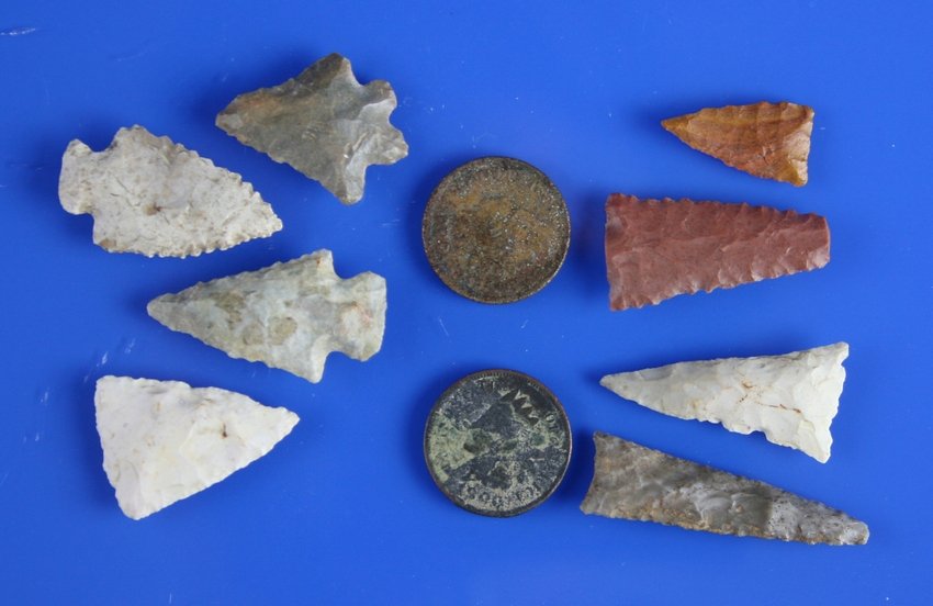 8 Kentucky Birdpoints & a Pair of Indian Head Pennies: 5 Triangles and 3 Darts. Various materials. Longest measures 1 1/2". Plus a pair of 1900 Indian Head Pennies.