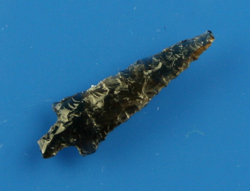 1 1/4" Rose Springs: Nice long slender example from Northern California. Obsidian.