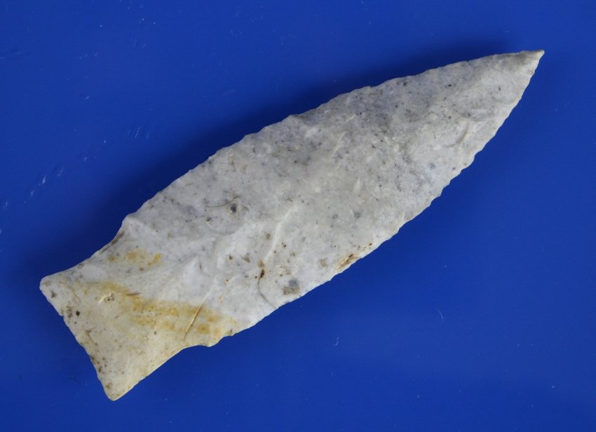 4 1/4" Holland - Reworked tip. Jackson COA: Old collector numbers AR3202 & -HSI-. Super example made of high grade fossil chert with nice color. Evidence of modern rework at tip appears to have been done decades ago. Jackson Co., Arkansas.
