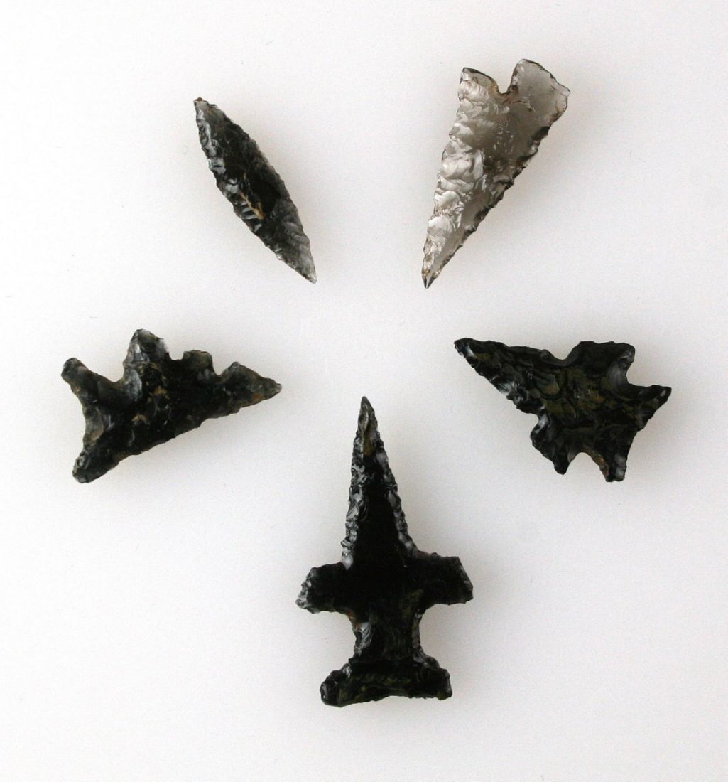 5 Nice PreColumbian Arrowheads: Obsidian examples pictured in Who's Who #6, pg 275. Ex - Steve Puttera Collection.
