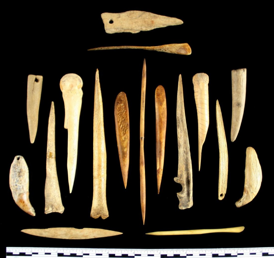 17pc Bone Awls, Harpins, and two Fossil Bear Teeth: Includes one really nice incised awl with lings, several slender hairpins. Some broken & glued. Found by Jim Miller on feurt Site Scioto county Ohio Ex - Russell Long Collection