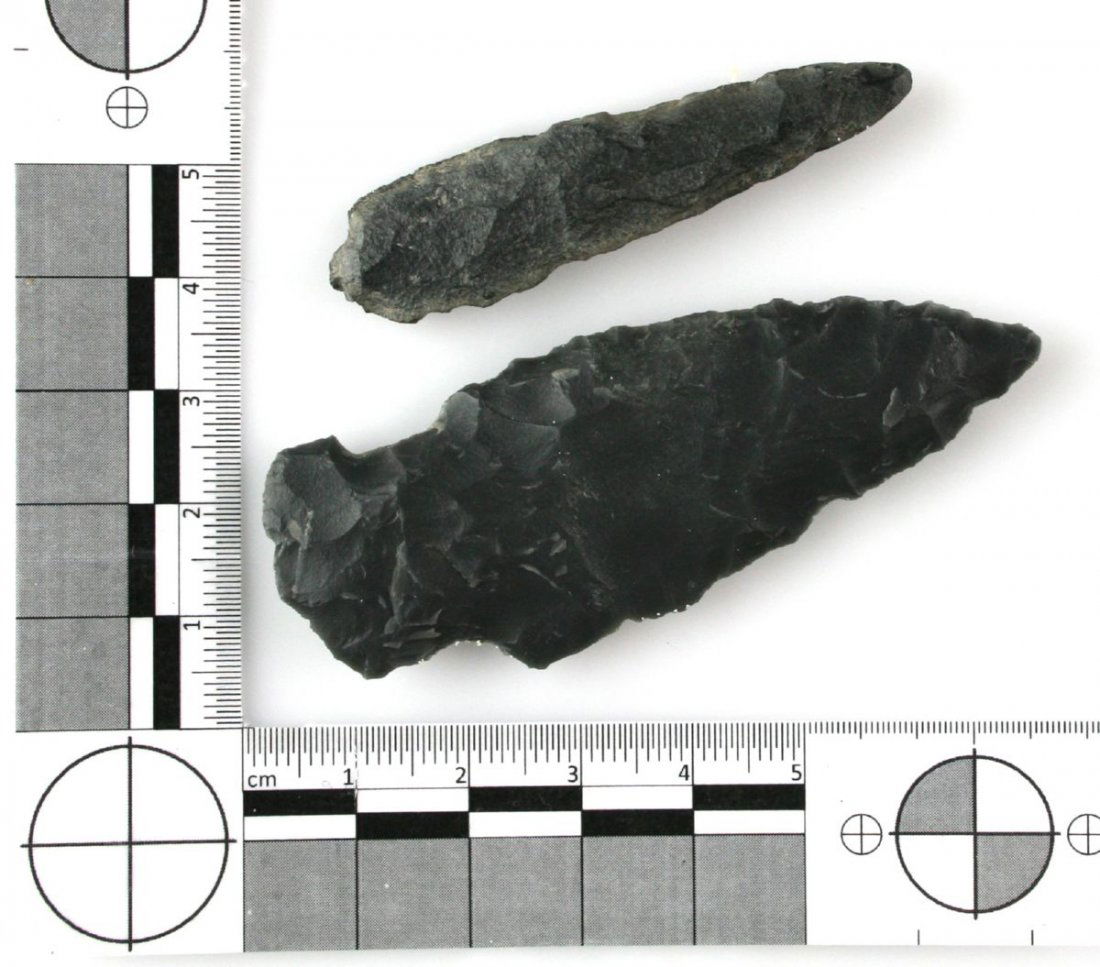Pair of N. California Points: Nice pair of Obsidian and Basalt points from Modoc and Lassen Co., California. Ex Humphries Collection.