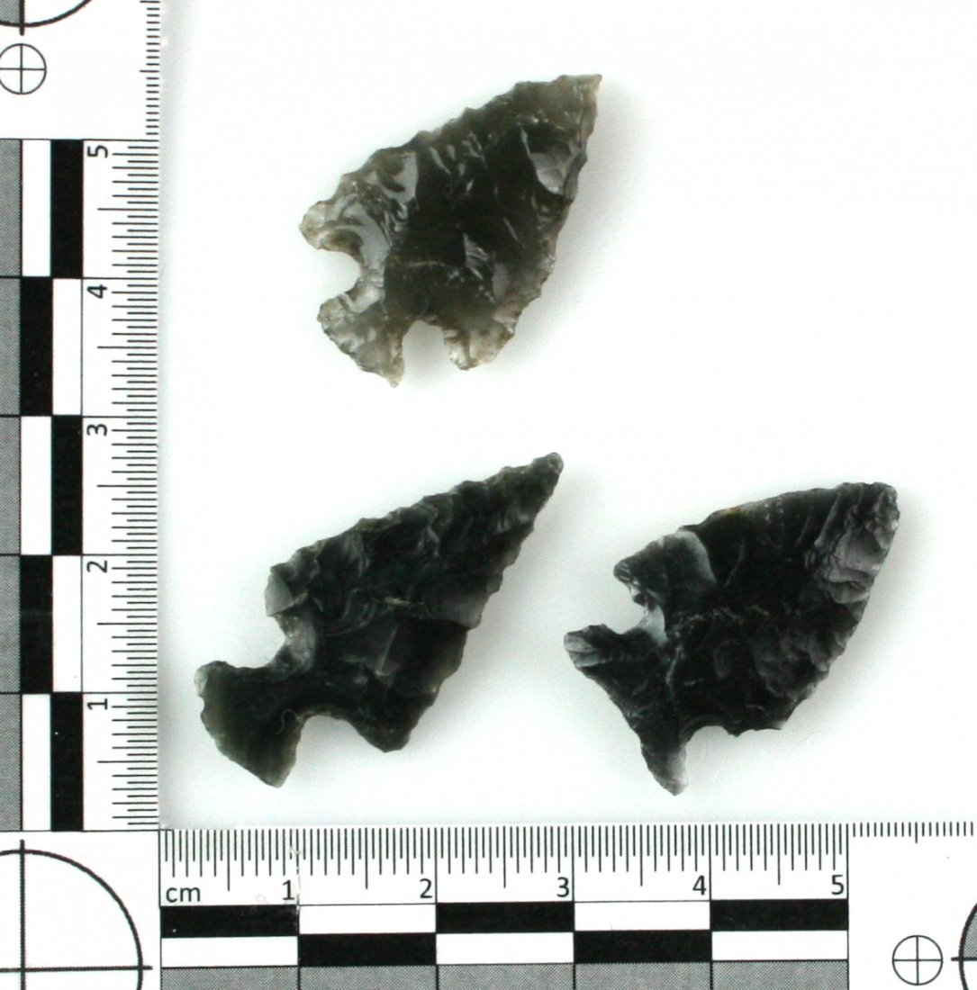 3 Nice Obsidian Arrowheads: Nice grouping from Lake Co., Oregon out of the Reg Seely Collection.