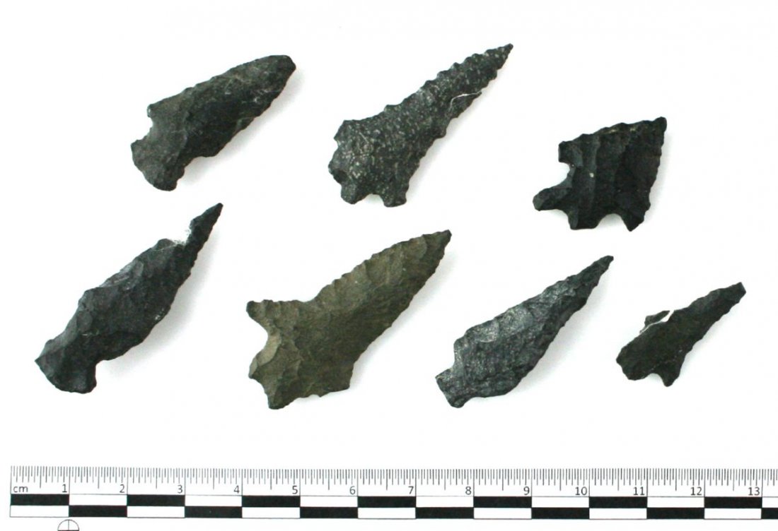 6 N. California Arrowheads: Nice lot of points in basalt and various grades of obsidian.