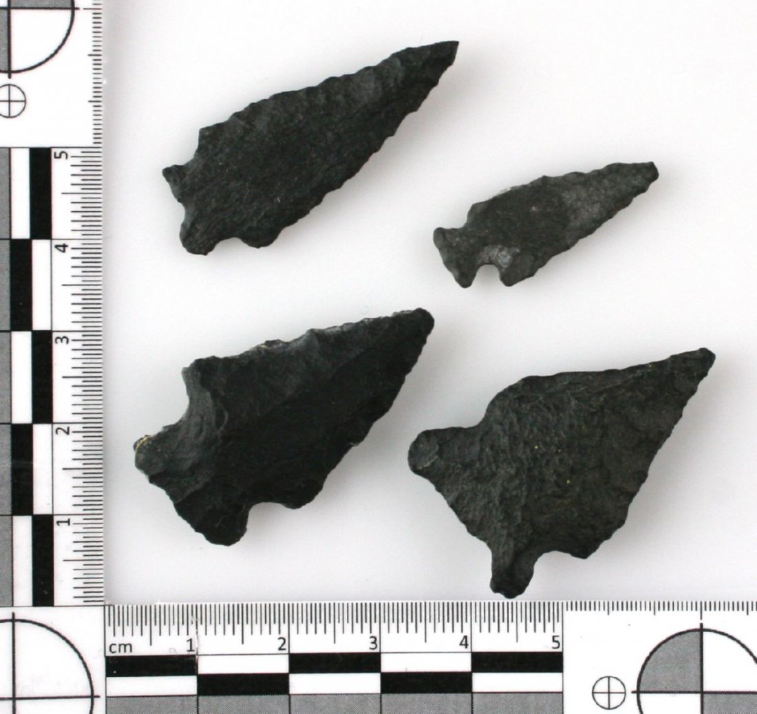 4 Basalt Arrowheads: Nice assortment of basalt/dacite points from Modoc/Lassen Counties in California. Ex - Humphries Collection.