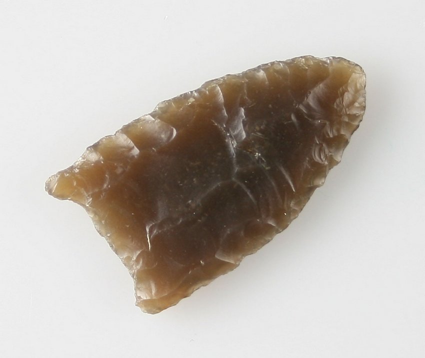 1 1/4" Folsom: Super nice example in high grade Root Beer Flint from Jack Co., Texas. Includes decorative frame.