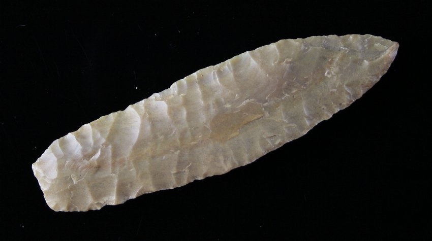 3 1/8" Agate Basin: Colorado example in a tan/cream swirled chert. Nicely made.
