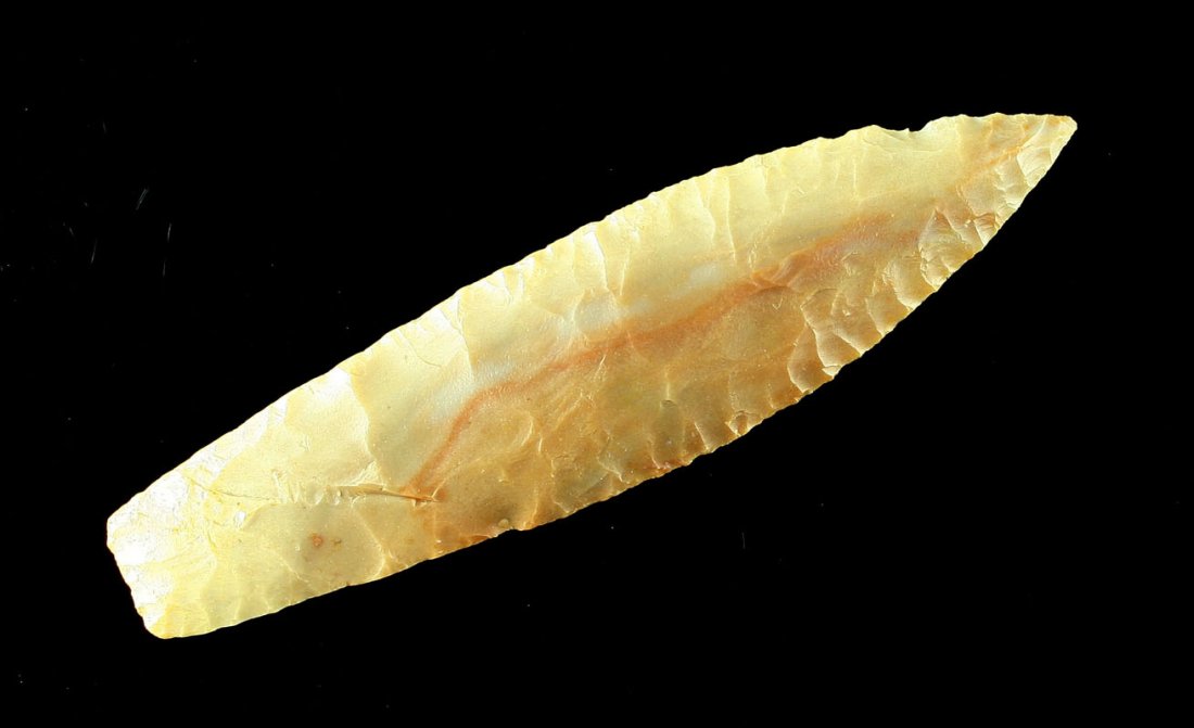 4 5/8" Agate Basin: Carter Cave example from Central Kentucky. Very nice flaking and textbook characteristics. Frame Centerpiece for sure.