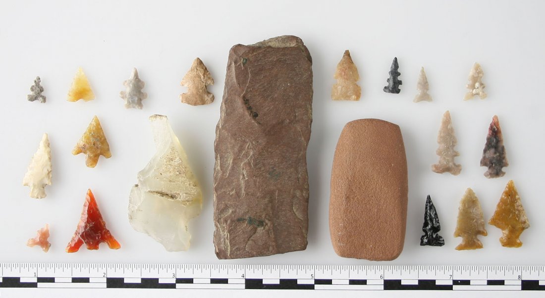 20 Gempoints, Toyahs, and Stone Artifacts: One beautiful carnelian red Agate 1" Sweptwing Columbia Plateau. Several small serrated birdpoints. Others are Obsidian, Agates, and cherts. Includes 3 stone tools one being an opalized agate knife/sc