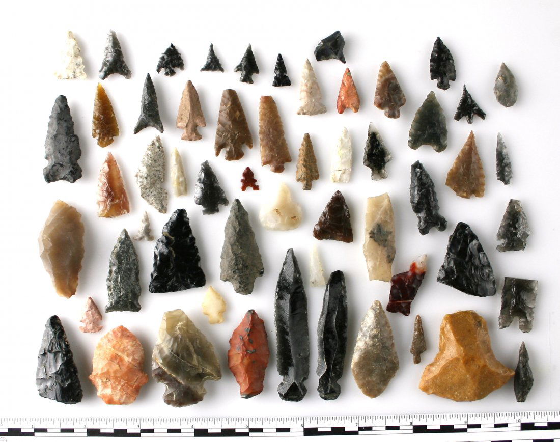 55+ Northwest Coast Birdpoints/Artifacts: Nice grouping with several intact birdpoints from Oregon and Washington. Obsidian, agate, and chert represented. Nice!