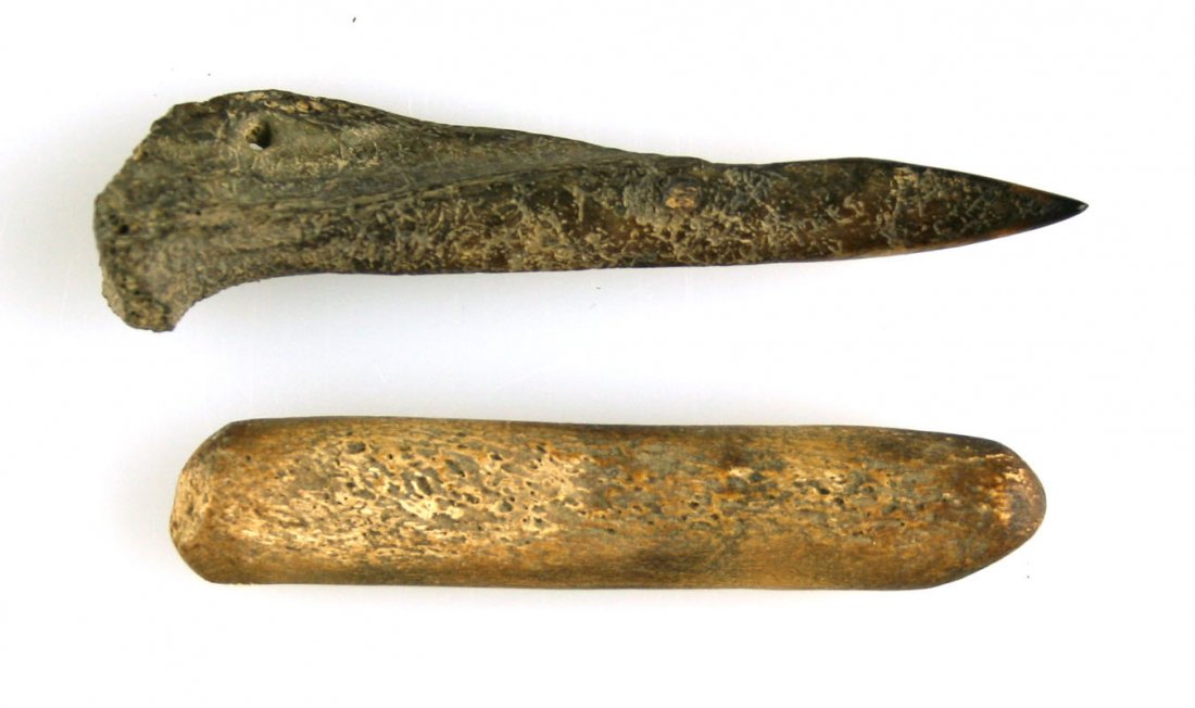 Bone Knapping tool and Awl: Pair of nice bone tools in this lot from the Art Heaton Collection. Fort Ancient in age.
