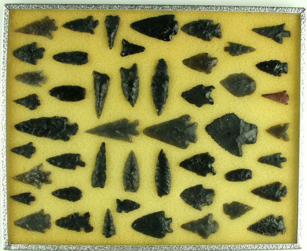 47 Obsidian Points from Lake Co., Oregon: Frame included. Collected long ago. Biggest is 2 1/4". Various types and various ages. All ancient with no modern enhancement.