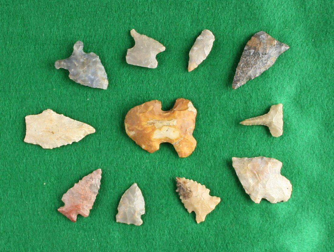 11 Nice Arrowheads: Great assortment of smaller Archaic and woodland points. Palmer, Thebes, Turkeytail, Copena.