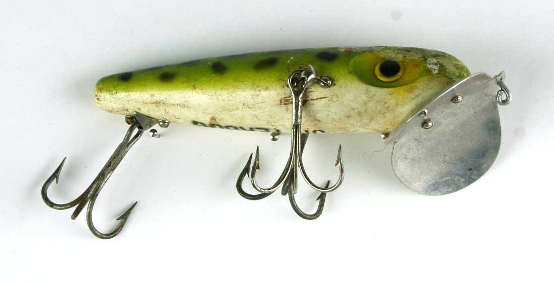 Vintage 4 1/2" Arbogast Jitterbug Musky Lure: Nice frog patterned example in wood. Late 1940's-1950's vintage.