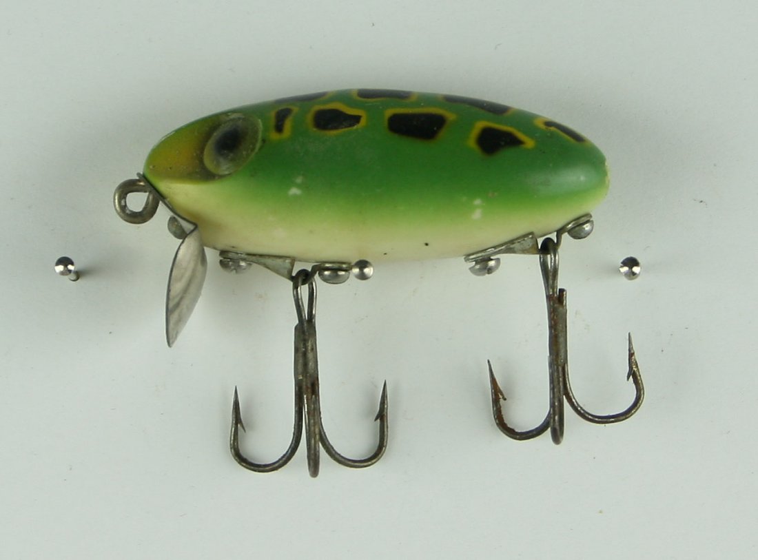 2 1/4" Vintage Lure: Frog patterned plastic crankbait. Cool piece. No markings.