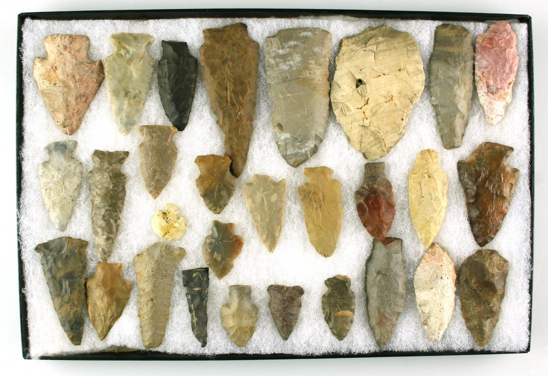 29 Excellent Kentucky Points in Display: Great assortment of Archaic and Woodland points all found by Kenneth Broughton in Carter Co., Kentucky. Estimated Retail value of individual points: $300.+!!