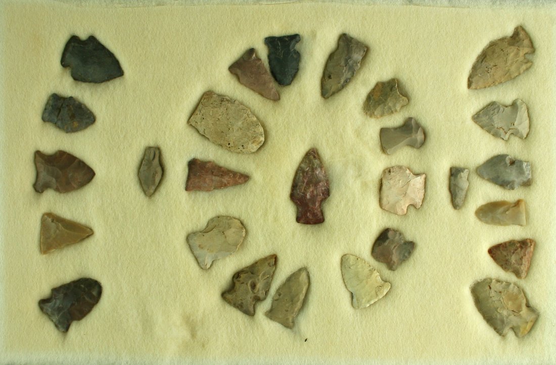 27pc Decorative Frame: Nice grouping of smaller points/scrapers. We haven't examined all closely so selling as Decorative only.