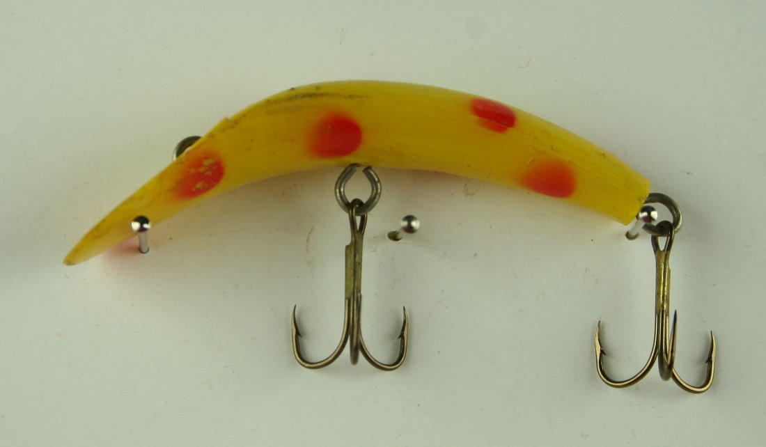 Vintage Flatfish Lure: Colorful Yellow with red spots. 3 1/4"