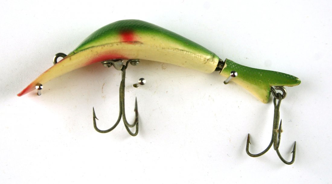 Vintage Brooks Reefer Jointed Lure: Nice jointed flatfish/lazy ike style lure in resin from the 1970's. Green scale pattern.