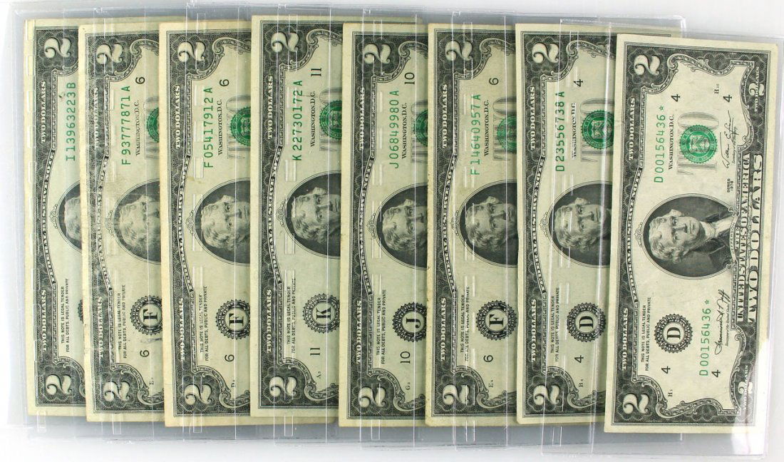 8 - Two Dollar Bills ONE STAR NOTE: 8 2 Dollar bills includine one star note of Series 1976. Series included in this lot: 1976 (5), 1995 (2), 2003.