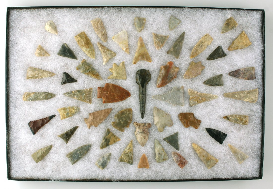 Excellent Central Kentucky Display: Approx 52 pieces from the Hadden Collection featuring many triangles, Early Archaic Forms including Pinetree and LeCroy. Boyle Chert, Carter Cave and other KY Flints.