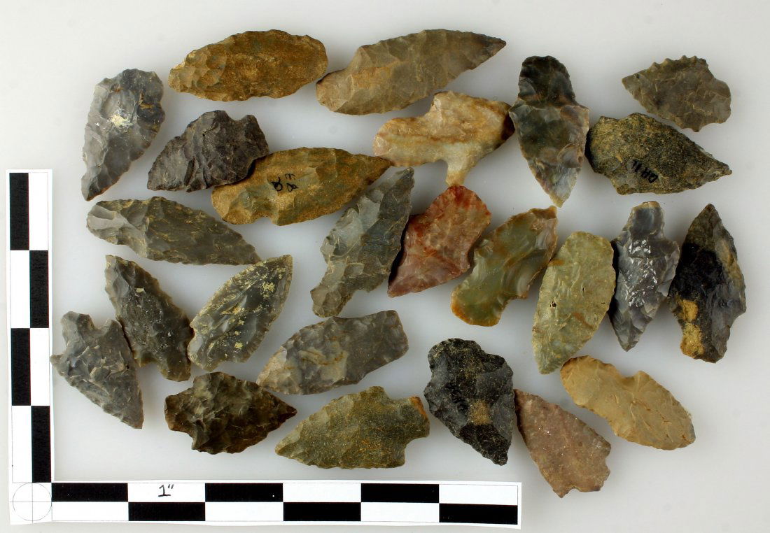 25 Smaller 2"+ Adenas: Nice arrangement of Adenas in the 2-2.5" Range. All ex - Bratcher Collection from sites in Western Kentucky. Great grouping!!