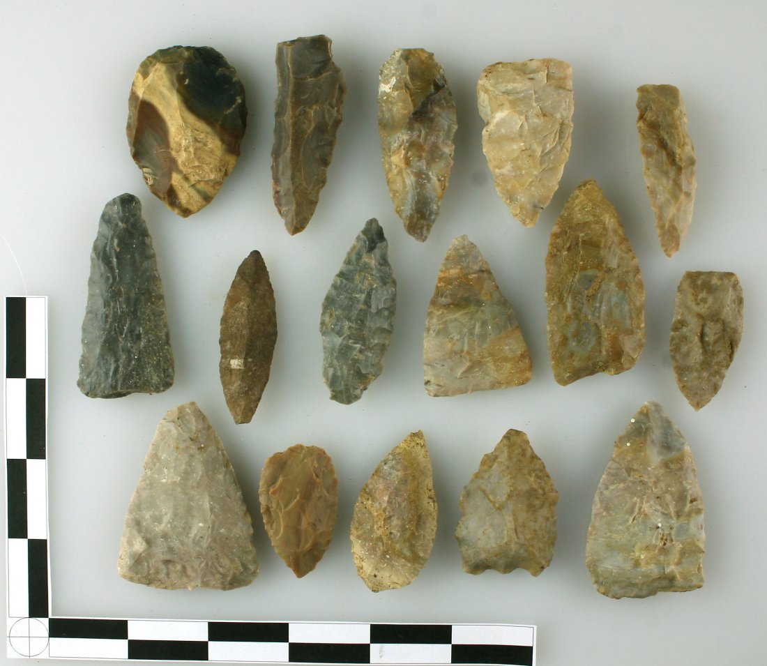 16 Woodland Knives: Nice assortment of Boyle chert from Bourbon Co., Kentucky. Ex - Hadden Collection.