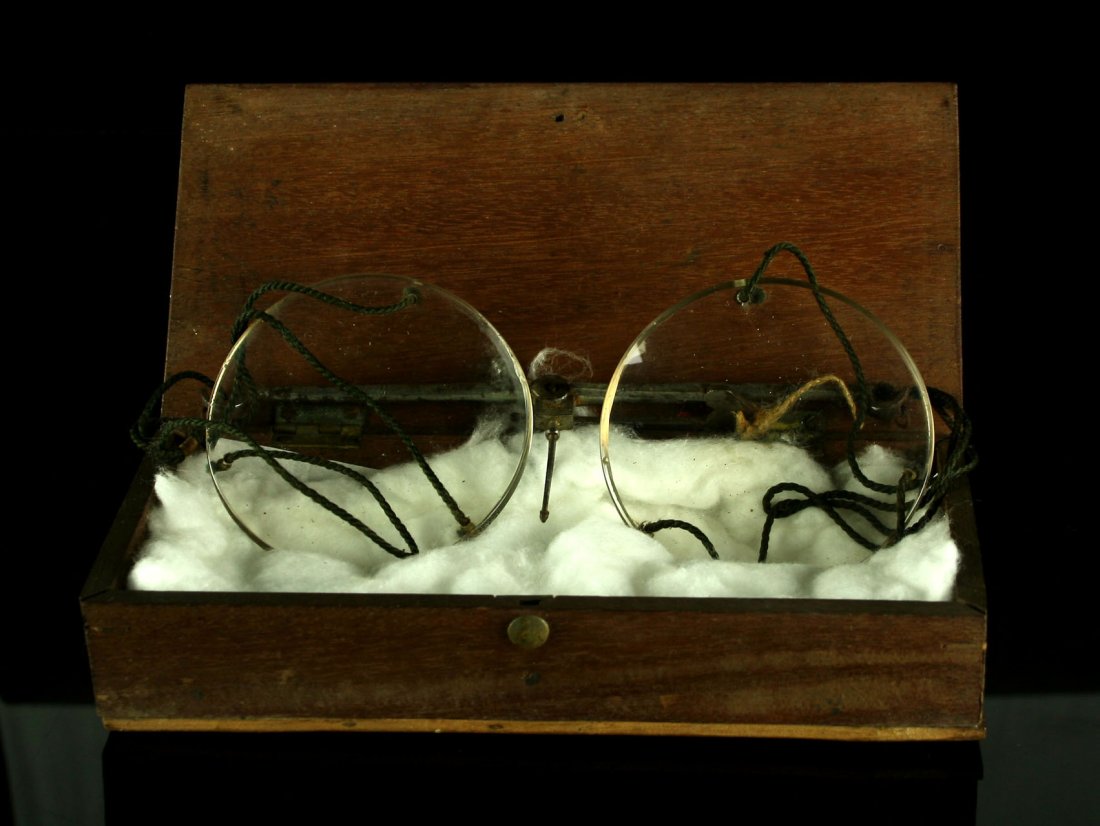 Vintage Gold Scale with Box: Nice metal and glass gold scale with wooden box. Keeps perfect balance after all these years. Nice! No weights included. Box measures 6.75x3.25x1.25"
