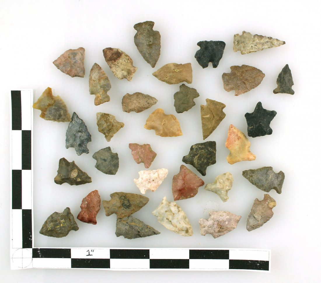 33 Extra Fine Kentucky Birdpoints: All found in Carter Co., Kentucky by Kenneth Broughton. Various local materials - Carter, Boyle, Hornstone, Fort Payne, etc. Most all completely intact. Biggest measures 1 3/8".