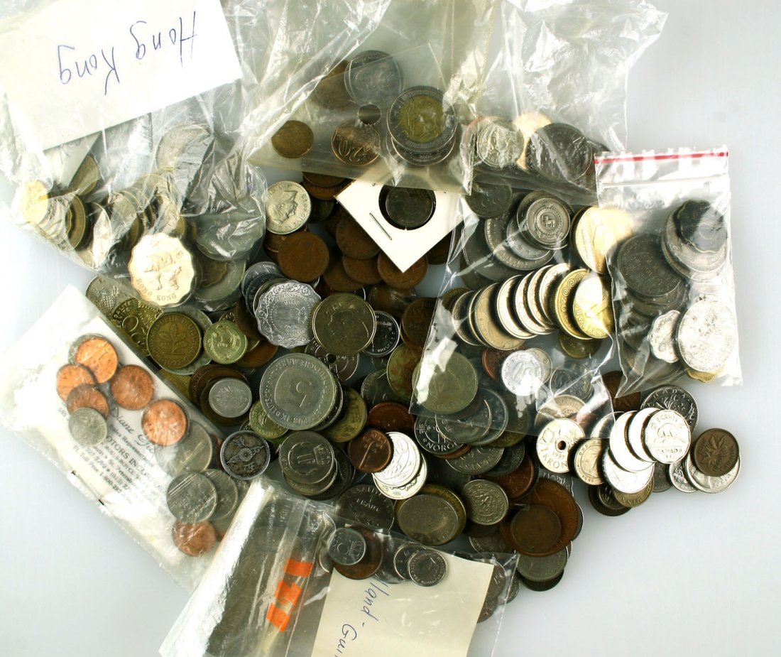 2lb 9oz Lot of Various Foreign Coins: Incredible assortment of coins from countries around the world. India, Nepal, Hong Kong, China, Japan, South Africa, Zimbabwe, Malaysia, Netherlands, Canada, Spain, Austria, France, Italy.. And many m