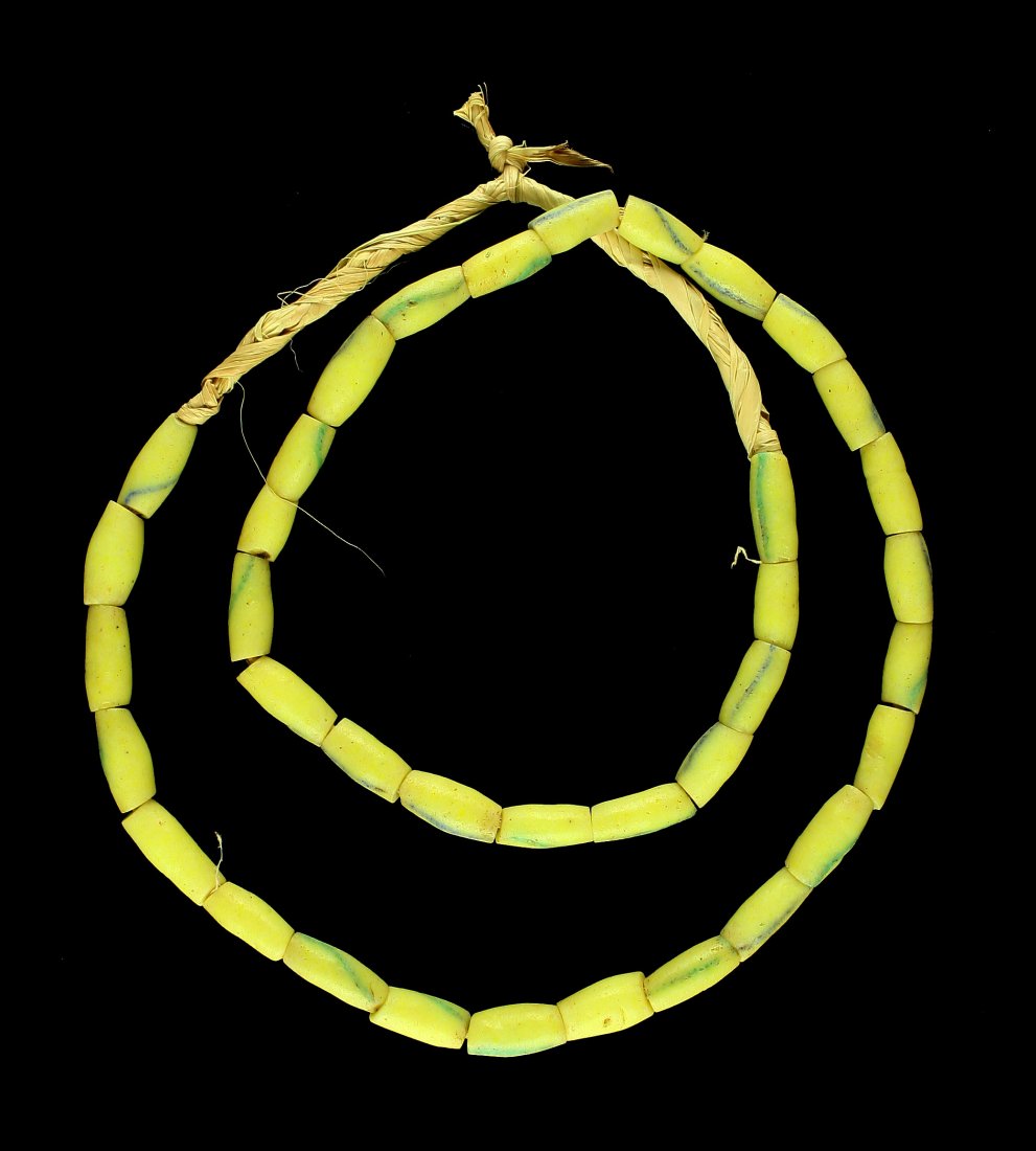 21" Yellow Sand Cast Necklace: Nice pretty banana yellow example with approx 21" of beads.