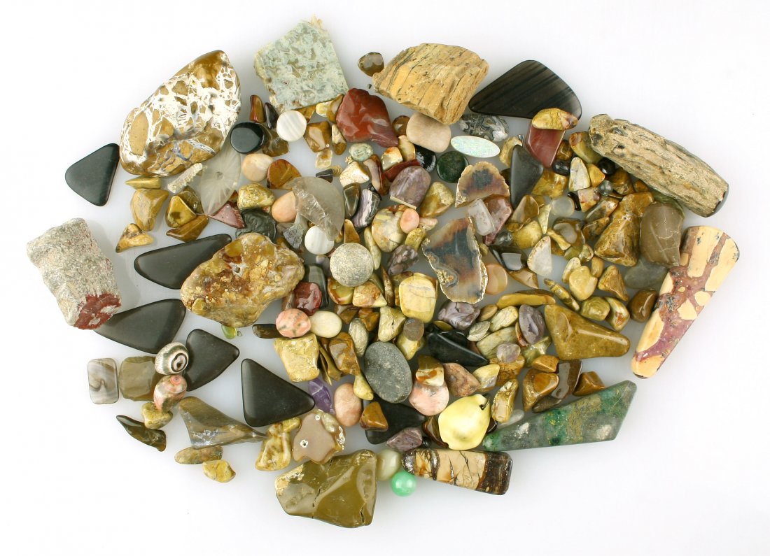 Mixed lot of polished lapidary stones. (1 of 1)