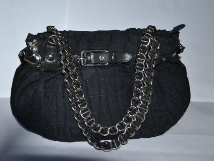 Moschino, shoulder bag: This Moschino shoulder bag features a textured black fabric body with a stylish quilted finish. It is accented by bold silver-tone hardware, including a chunky chain strap and decorative buckle detail