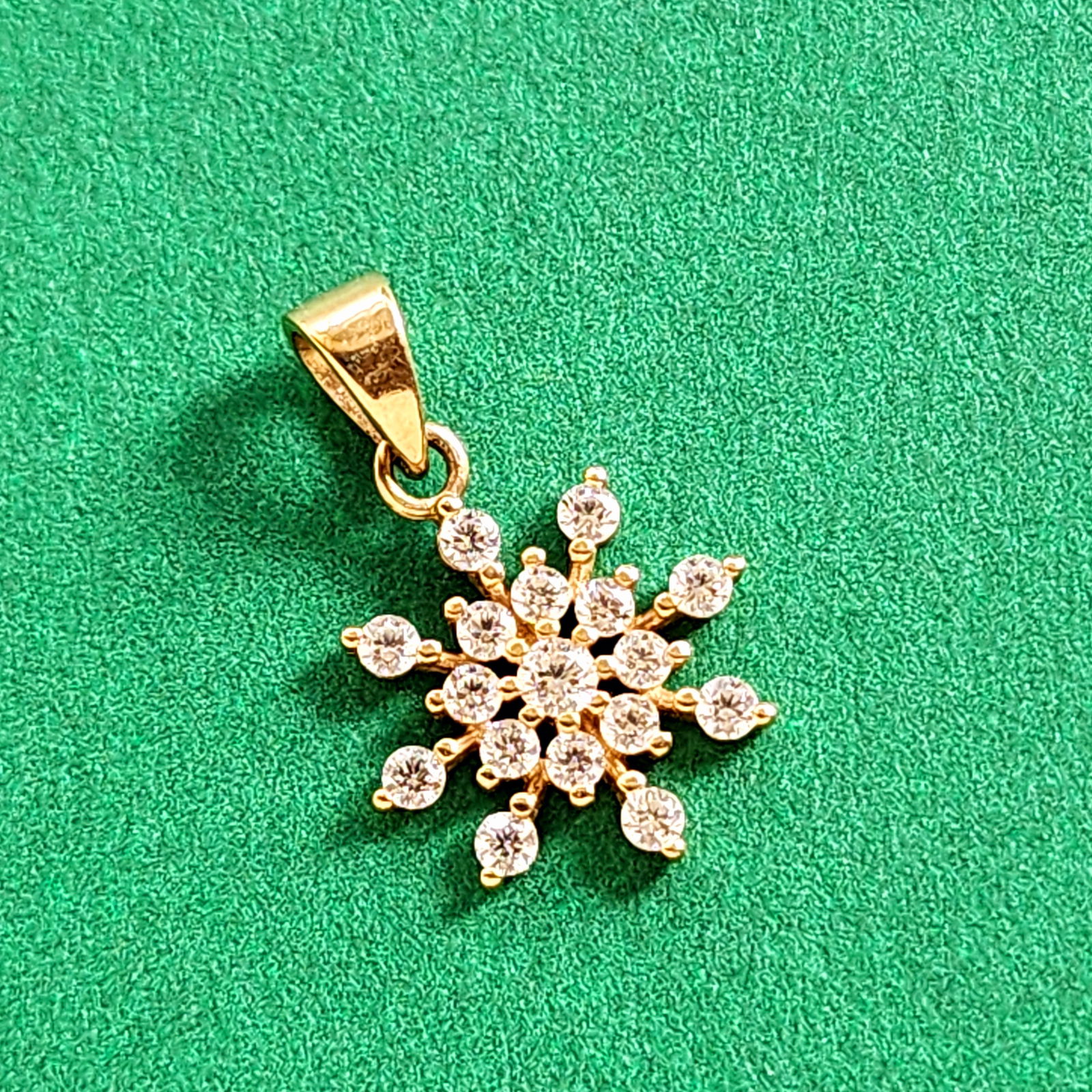 Solid Gold 9K Diamond Snowflake Pendant: VRF verified. 0.75g