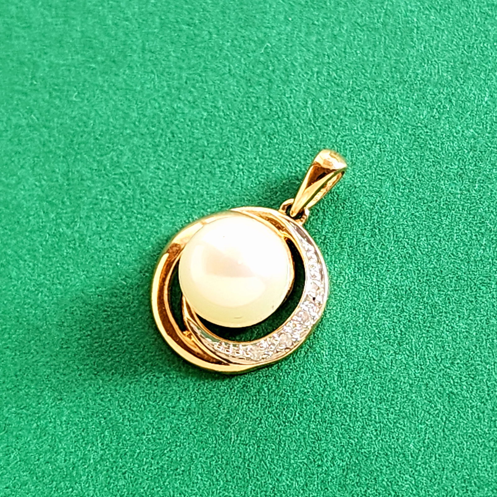 Solid Gold 9K Pearl Pendant Diamond Accents: VRF verified. Assumed vintage cultured pearl. 2.15g