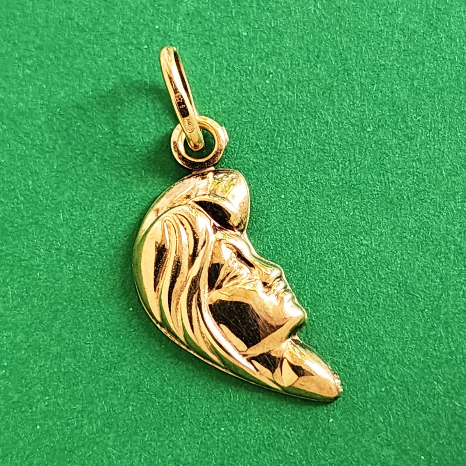 Solid Gold 9K Vintage Half Moon Cameo Pendant: VRF verified. 0.96g