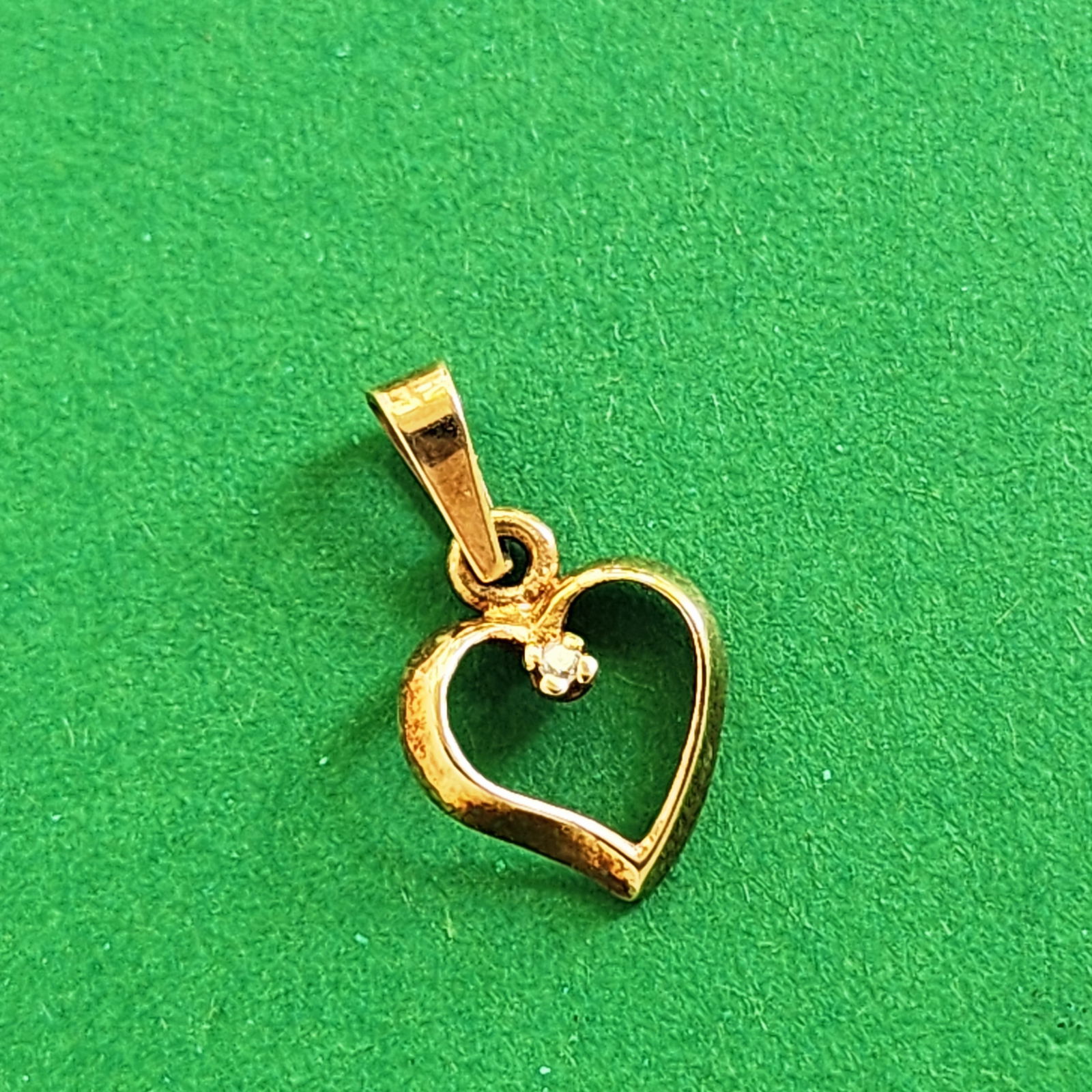 Solid Gold 9K Diamond Accent Heart Pendant: VRF verified. 0.49g