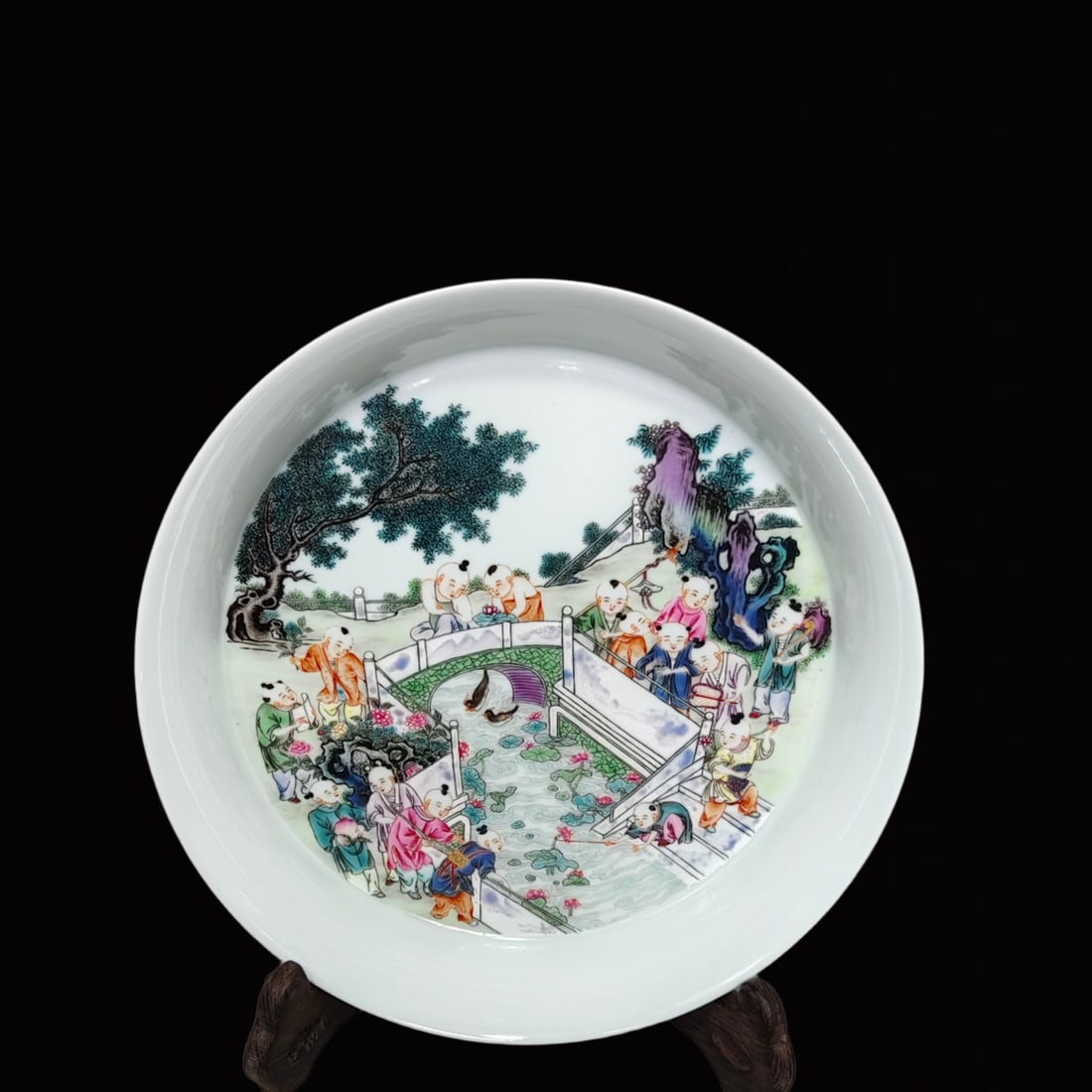 An Exquisite Famille-Rose Ruby Red-Glazed Figure Pattern Plate (1 of 9)