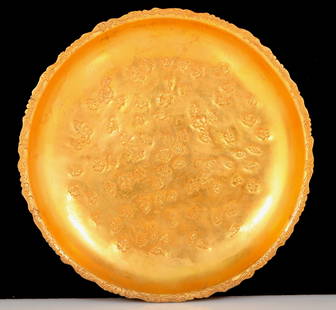 An exquisite gilt bronze plate with floral patterns: An exquisite gilt bronze plate with floral patterns, Qing Dynasty, China. The surface has been carefully carved, vividly demonstrating the superb skills of the craftsman. It has its own unique meaning