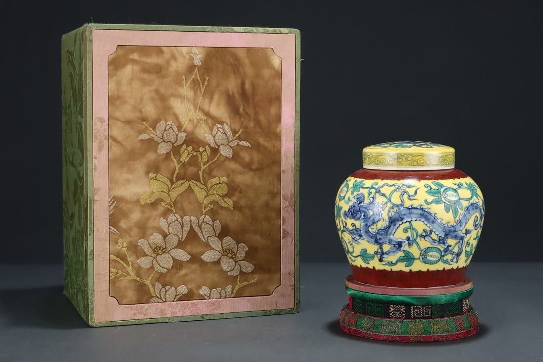 An Exquisite Blue and White Yellow Glazed Dragon Pattern Cover Jar: An Exquisite Blue and White Yellow Glazed Dragon Pattern Cover Jar,Ming Dynasty, China,Chenghua Six-character Mark,Size:14.5cmx15.3cm 青花黄釉龙纹盖罐,&