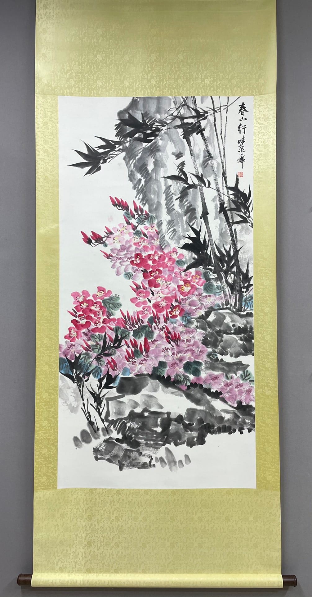 A Chinese Vertical Scroll Ink Painting of Flower on Paper,Guo Weiqu: A Chinese Vertical Scroll Ink Painting of Flower on Paper,Guo Weiqu,Size:138cmx69cm 一幅中国水墨花卉画立轴，郭味