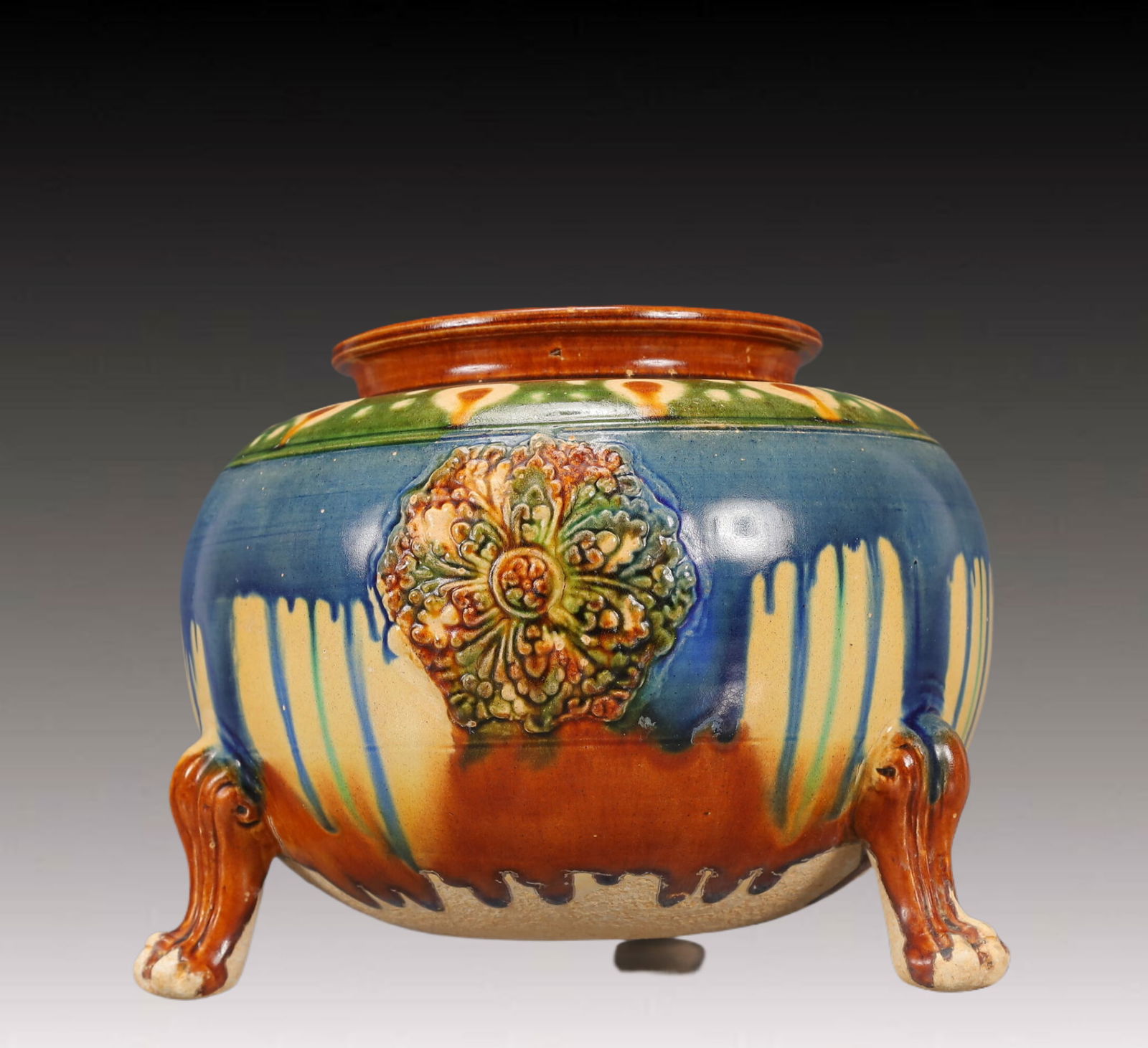 An Exquisite Tang Tri-Color Glazed Pottery Flower Pattern Tripod Jar: An Exquisite Tang Tri-Color Glazed Pottery Flower Pattern Tripod Jar,Tang Dynasty, China,Size:24cmx24cmx19cm,Weight:2400g 唐三彩花卉纹三足罐ᦁ