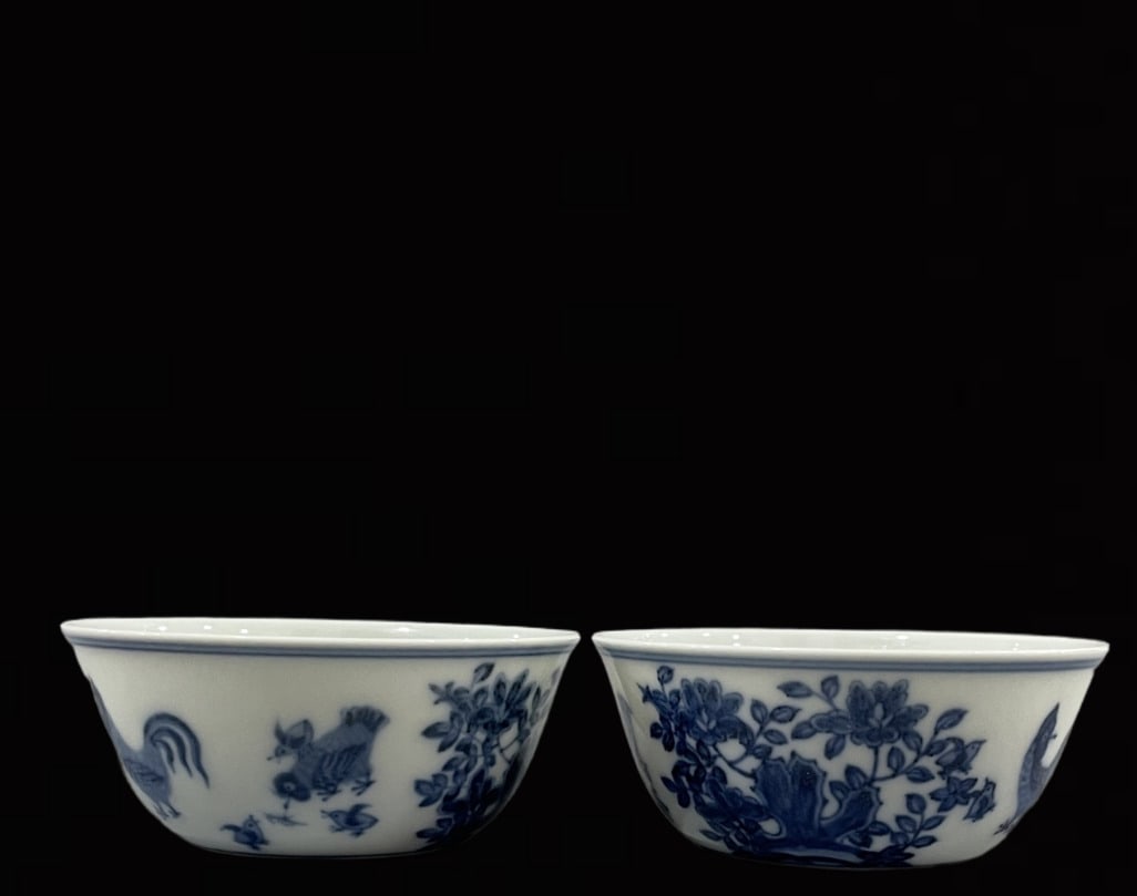 A Pair of Exquisite Blue and White Rooster Pattern Cups: A Pair of Exquisite Blue and White Rooster Pattern Cups,Ming Dynasty, China,Chenghua Six-character Mark,Size:3.4cmx8.2cm 一对青花鸡纹杯,中国਴