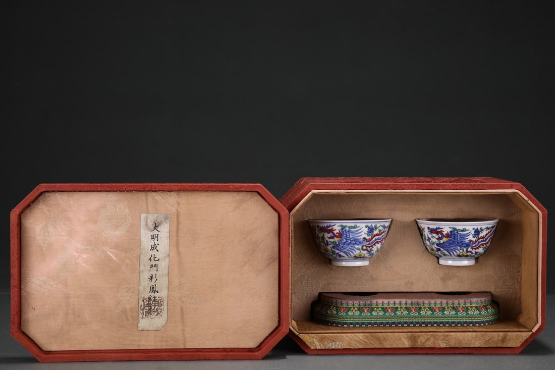 A Pair of Exquisite Doucai Phoenix Pattern Cups: A Pair of Exquisite Doucai Phoenix Pattern Cups,Ming Dynasty, China,Chenghua Six-character Mark,Size:(Porcelain)5cmx9.3cm 一对斗彩凤纹杯,中国ą